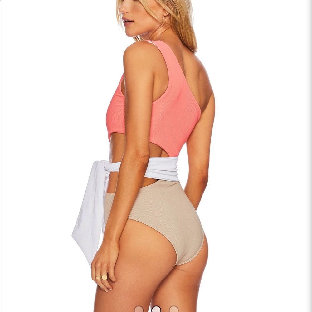 Beach riot Carlie